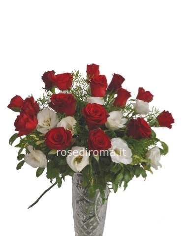 Bouquet Con Rose Rosse E Lisianthus Bianchi. Altezza 40 cm.