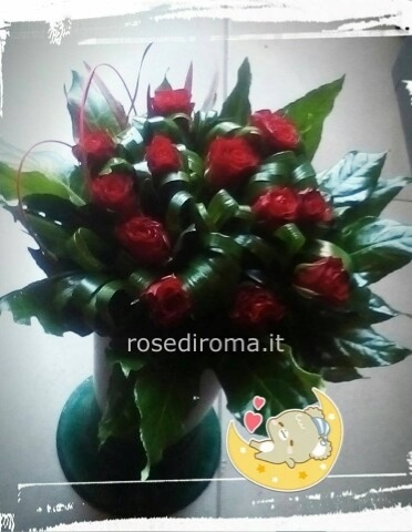 bouquet con 12 rose rosse e foglie di aspidistra