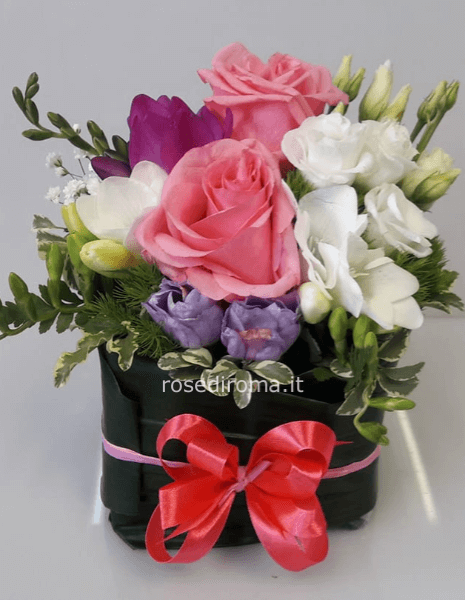 Sushi con Rose tonalità del rosa, Lisianthus e Fresie bianchi, verde di complemento.